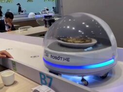 China experimenta el robot-camarero