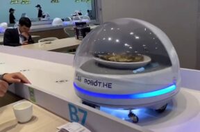 China experimenta el robot-camarero