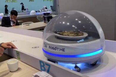 China experimenta el robot-camarero