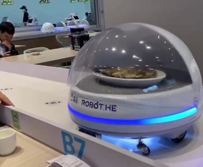 China experimenta el robot-camarero