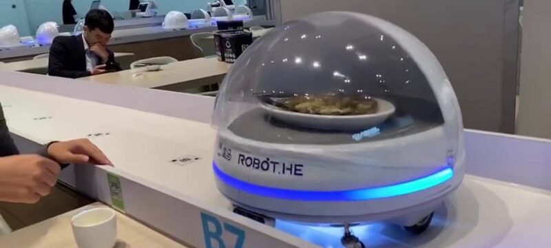 China experimenta el robot-camarero
