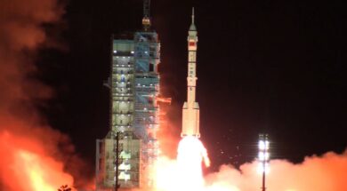China lanza con éxito una misión tripulada a su estación espacial