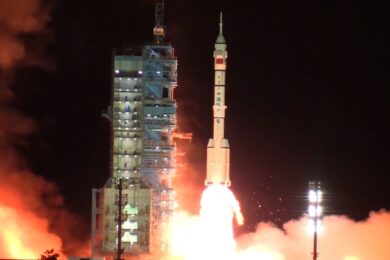 China lanza con éxito una misión tripulada a su estación espacial