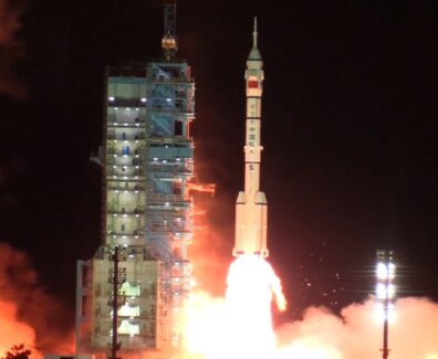 China lanza con éxito una misión tripulada a su estación espacial