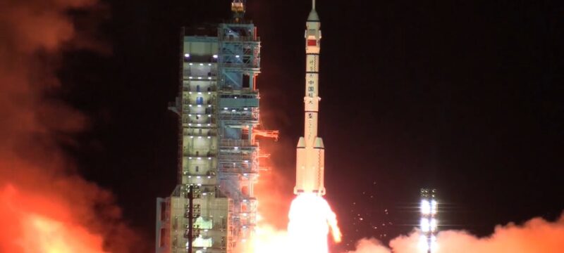 China lanza con éxito una misión tripulada a su estación espacial