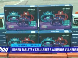 Donan tablets y celulares a alumnos vulnerables