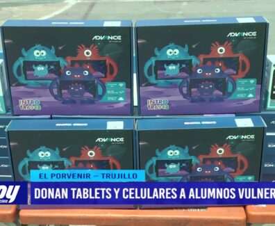 Donan tablets y celulares a alumnos vulnerables