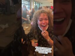 Fundadora de empresa regala US$ 10.000 y dos pasajes de avión en primera clase