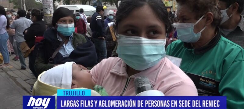 Largas filas y aglomeración de personas en sede del RENIEC