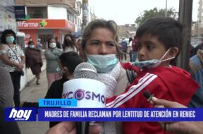 Madres de familia reclaman por lentitud de atención en RENIEC