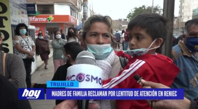 Madres de familia reclaman por lentitud de atención en RENIEC