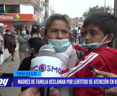 Madres de familia reclaman por lentitud de atención en RENIEC