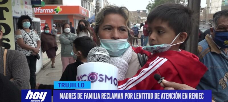 Madres de familia reclaman por lentitud de atención en RENIEC