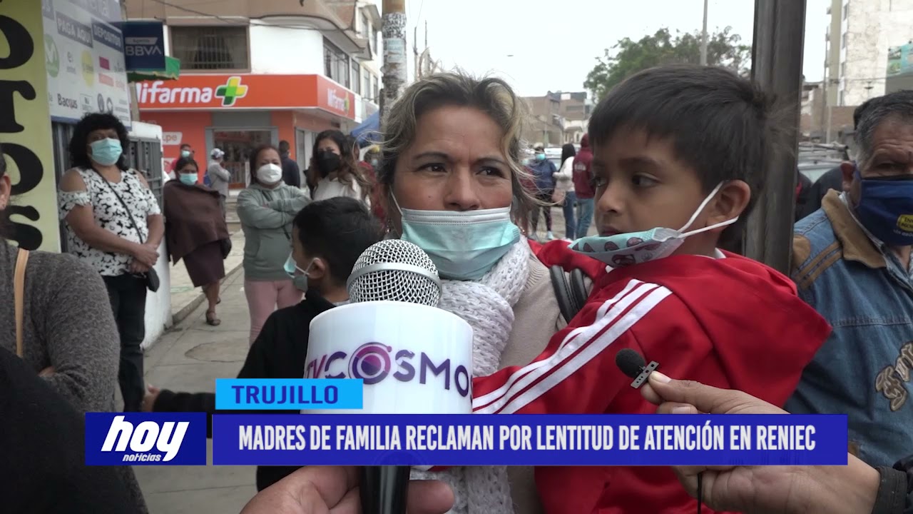 Madres de familia reclaman por lentitud de atención en RENIEC