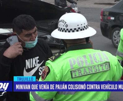 Minivan que venía de Paiján colisionó contra vehículo municipal