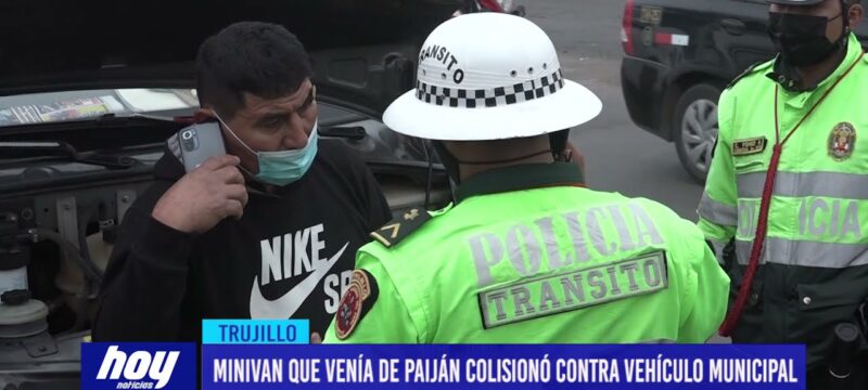 Minivan que venía de Paiján colisionó contra vehículo municipal