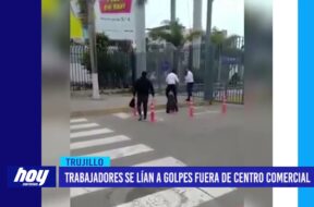 Trabajadores se lían a golpes fuera de centro comercial