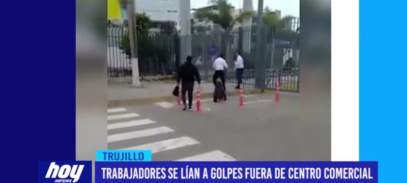 Trabajadores se lían a golpes fuera de centro comercial